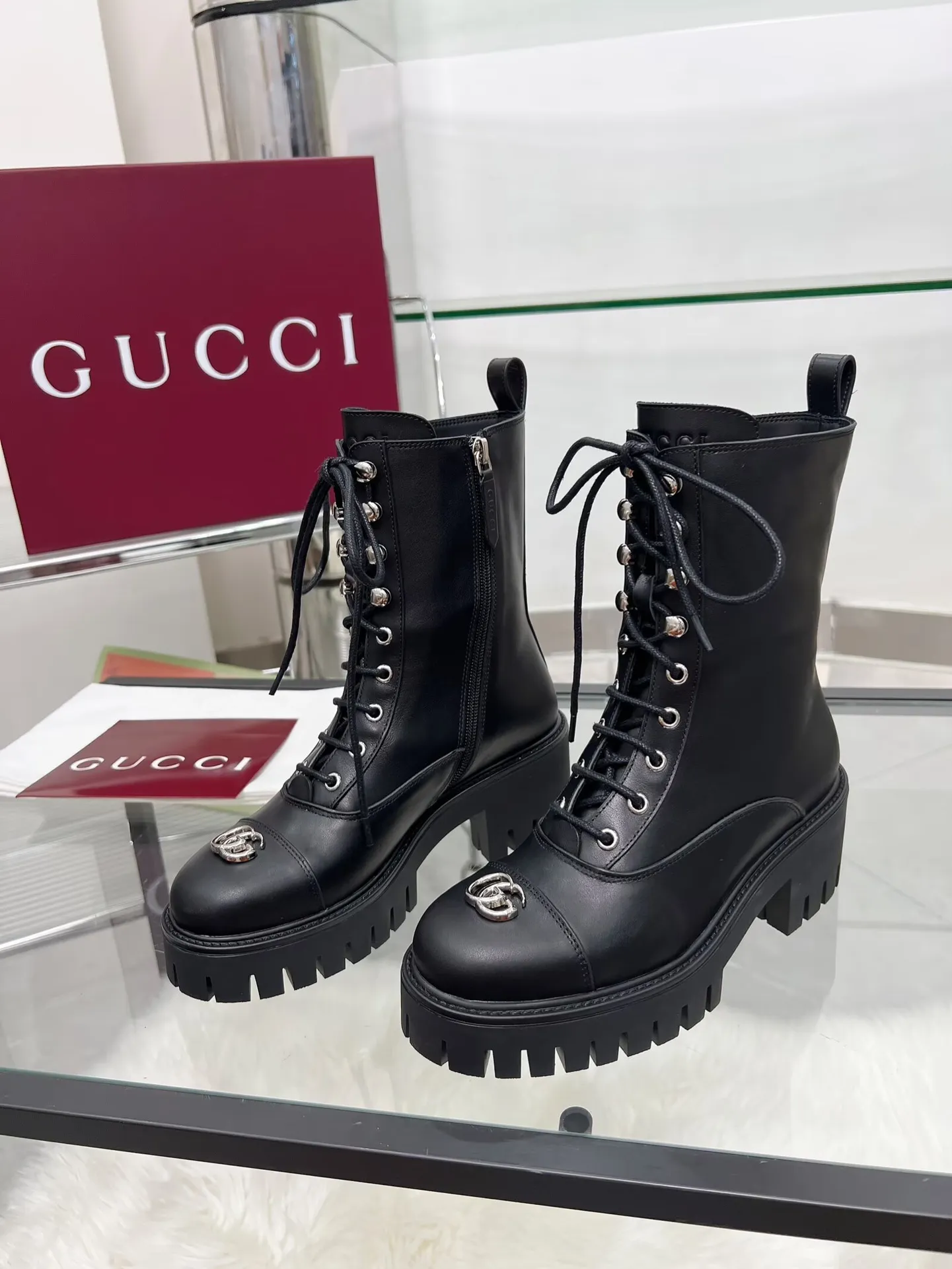 👟👟Ex-factory price 660👟👟 New version of Gucci GUCCI hot sale✅Ankle boots 🎉Very easy to match👍Specially showing retro British style, advanced 3D printing, front Gucci buckle decoration💎LOGO✅ Fabric: imported cowhide🐂 Inner/foot pads: cow lining Color: black green Size: 35-42 {2 heads need to be customized} Heel height: 5cm TPU outsole Packing: Comes with card and cloth bag.